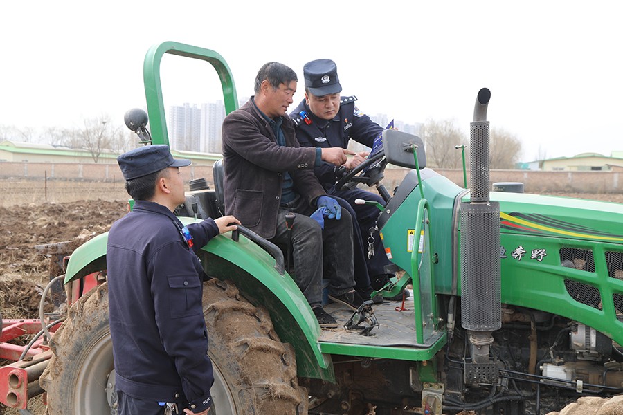 （wQEＹ配图）“春耕警务”守护安全生产(39485430)-20250317082136
