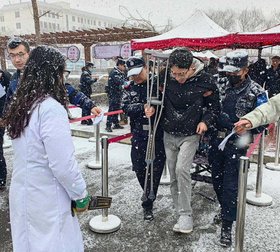 （WAqEY图片新闻）风雪中为考生护航的(39484503)-20250317160246