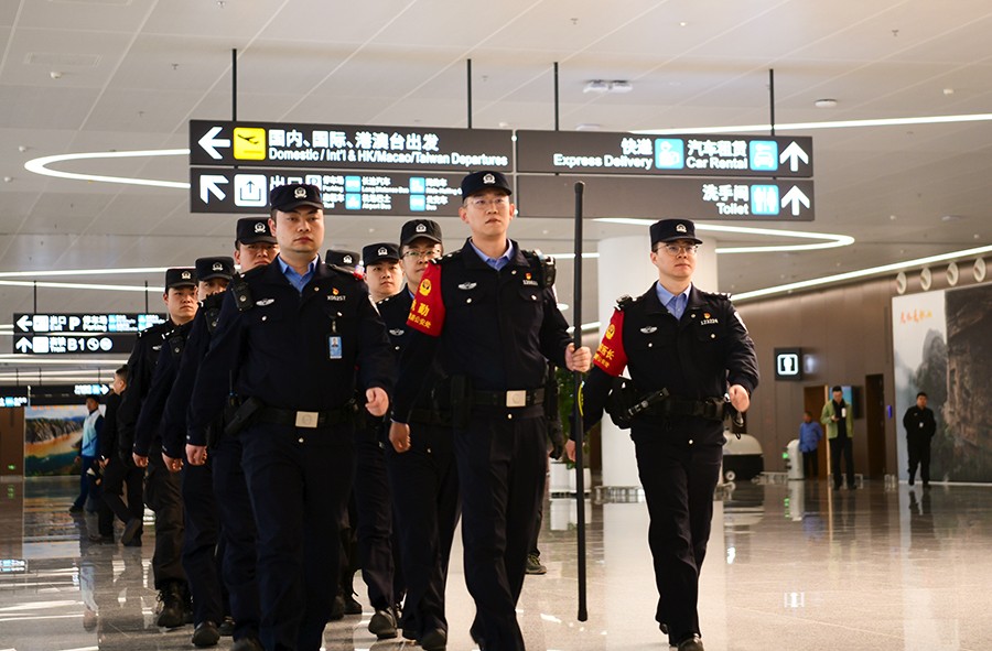 （AQEＹ组图1）空铁联运车站里的“警”(39608341)-20250320160242