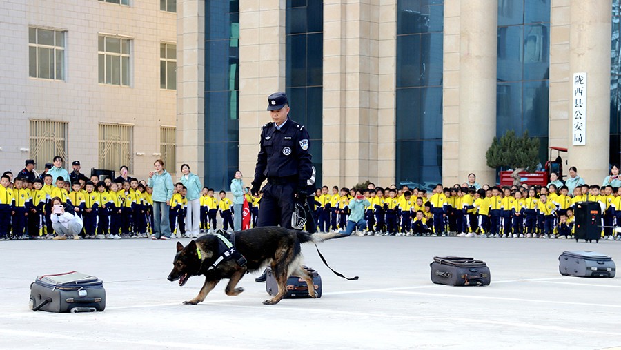 (wAqEＹ图片新闻)萌娃进警营  平安(39702700)-20250325170318