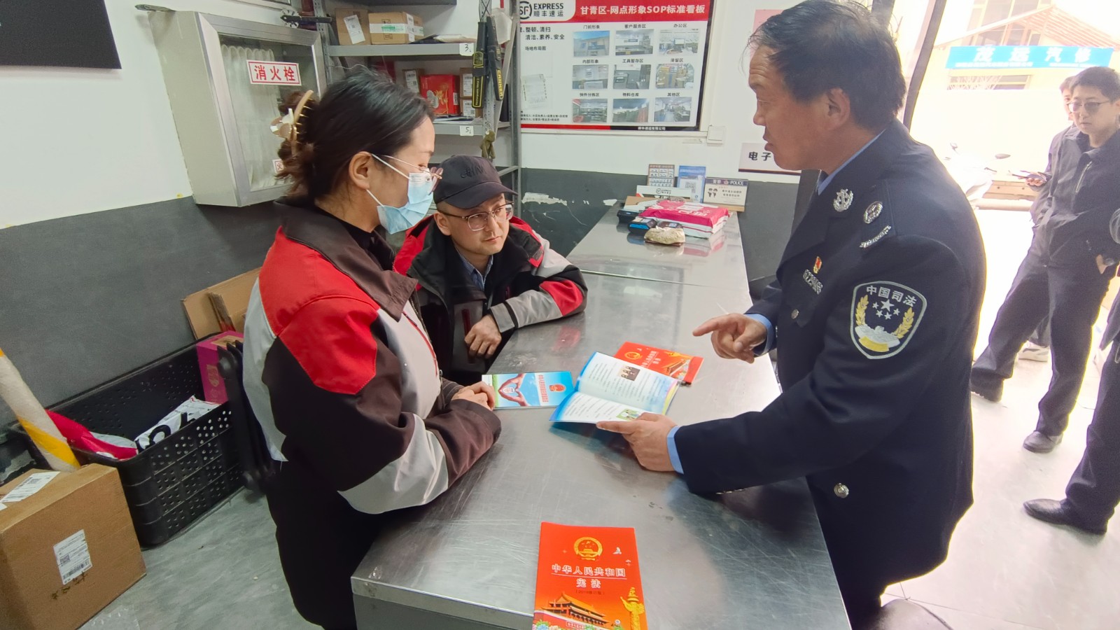 （WAqEＹ图片新闻）法治宣传走近“快递(39759611)-20250327154237