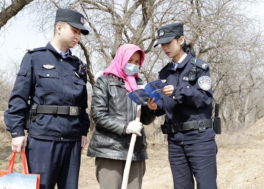 （QEＹ图片新闻）田间警务护春耕(39804356)-20250331163916
