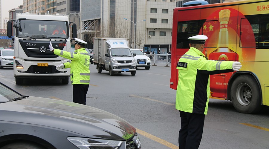 （AQEＹ图片新闻） 清明将至 交警护航(39856839)-20250402101145