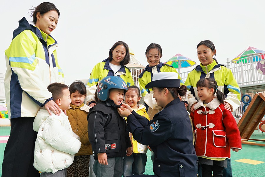 （wAQEY，图片新闻）交警带着萌娃学安(39864138)-20250402104610