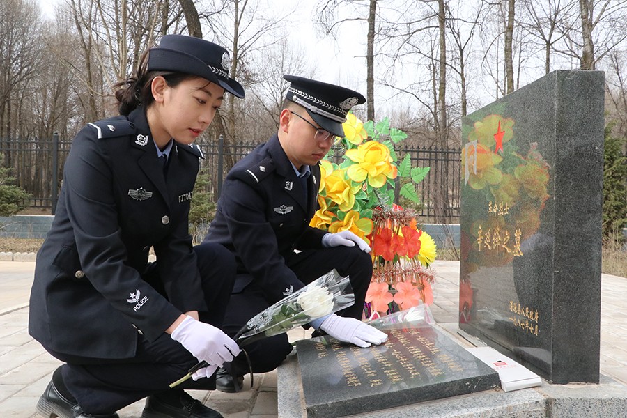 (AQEＹ图片新闻)渭源公安开展清明祭英(39879746)-20250402154450