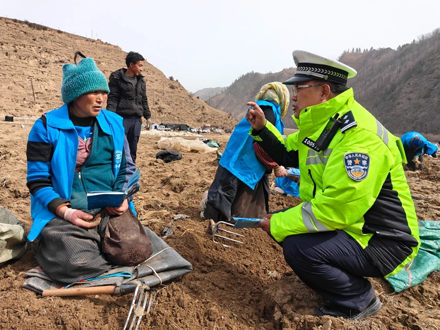 （QYE  图片新闻）合作交警保障春耕时(39928219)-20250407092131