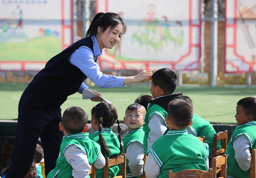 （qEY，配图）“警”握小手讲安全(39924330)-20250407092820