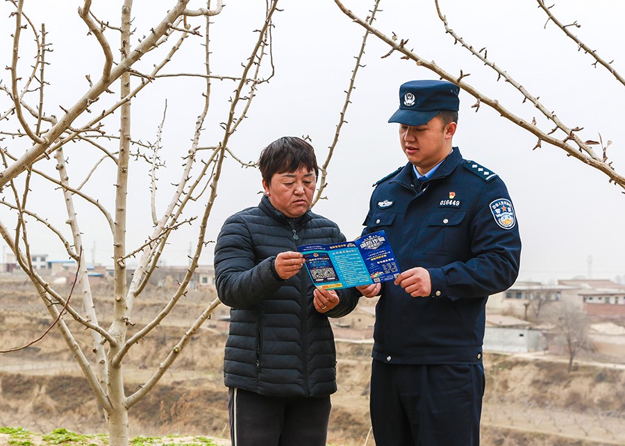 （QＹE  图片新闻）反电诈宣传进果园(39926508)-20250407093305