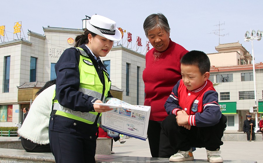 （AQEＹ图片新闻）“一老一小”同守护(39973240)-20250409095448