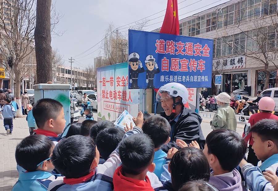 （wAQY图片新闻）退伍老兵开展交通安全(39981175)-20250409153445