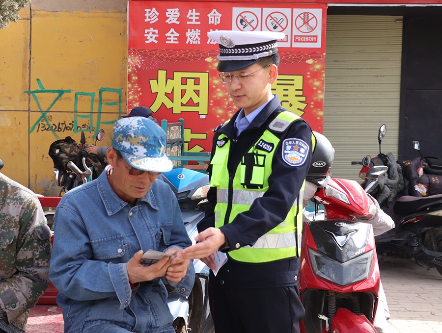 （wAQEY，图片新闻）交通安全宣传进劳(39993313)-20250409154017