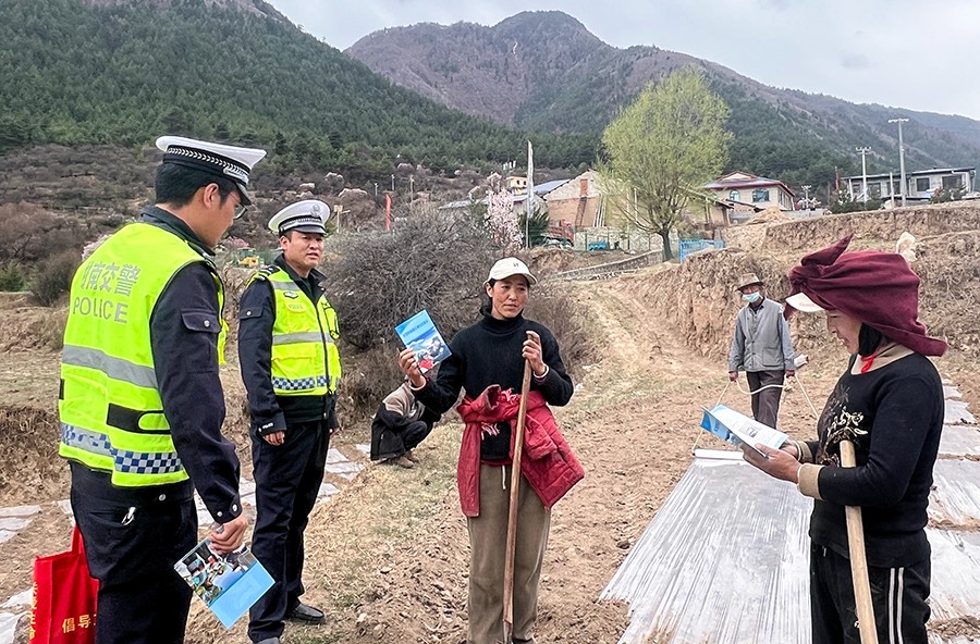 （wAQEＹ图片新闻）迭部交警护航春耕期(39976730)-20250409154835