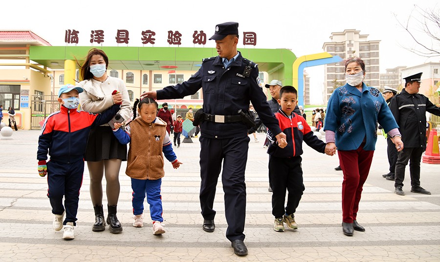 （wAQEＹ图片新闻）坚守护学岗(39974606)-20250409155905
