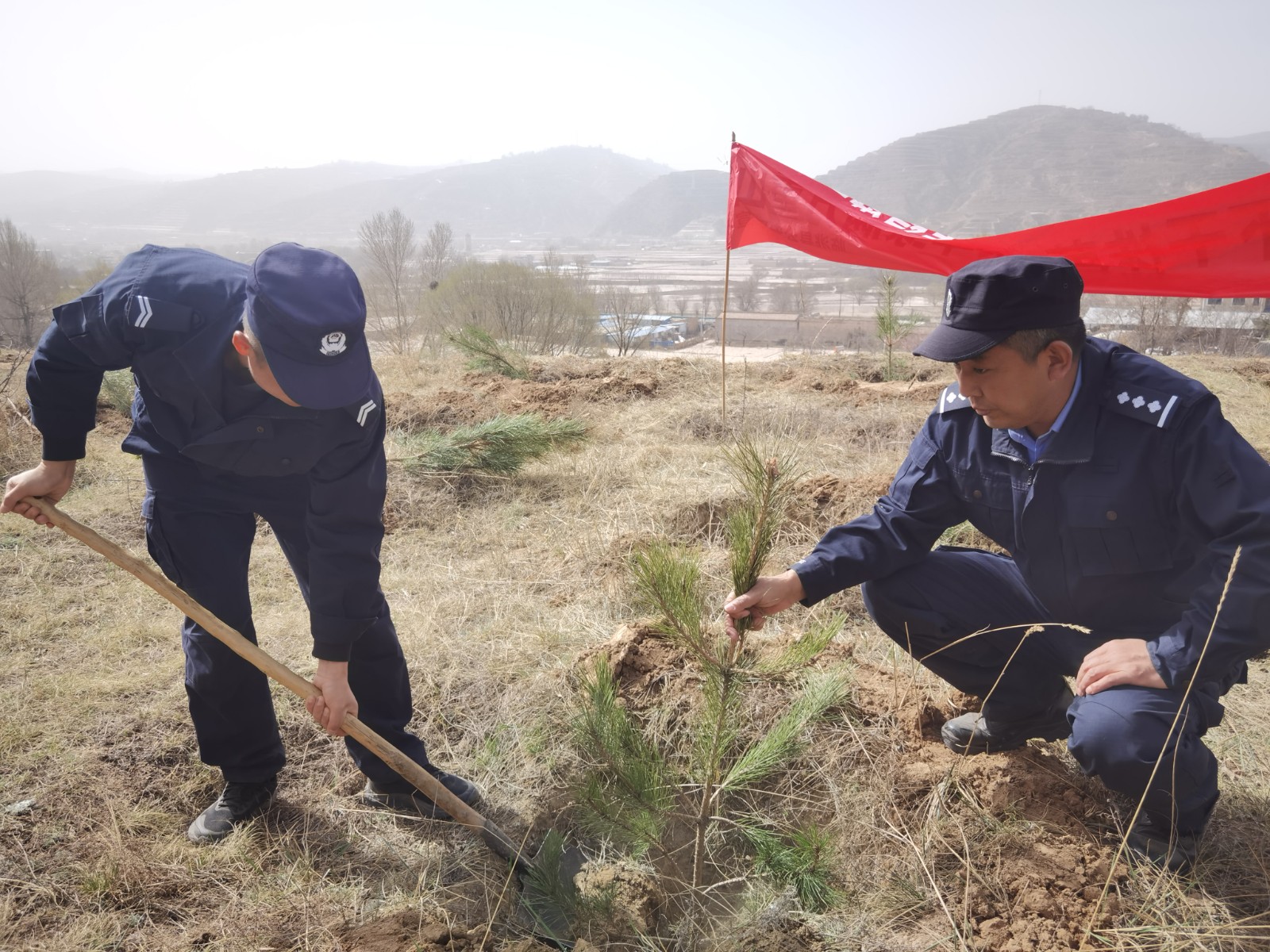 （QYE，图片新闻）临洮公安开展义务植树(40034917)-20250411103515