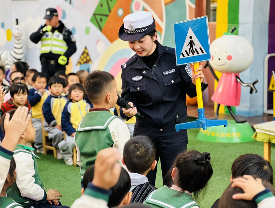 （AQEY，配图）谱写道路交通“平安曲”(40027174)-20250411150717