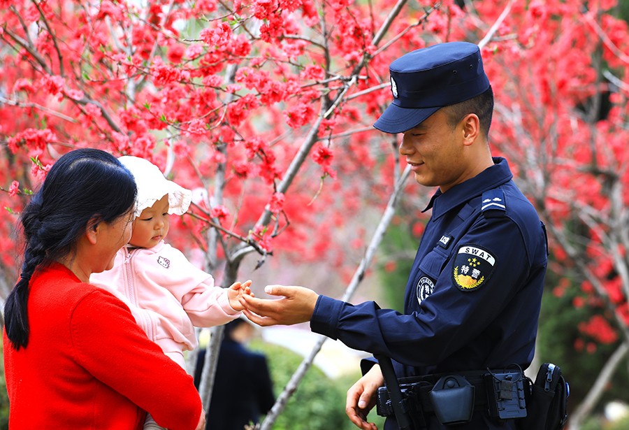 （WAqEY，配图）春日“警”色暖人心(40052137)-20250411153711