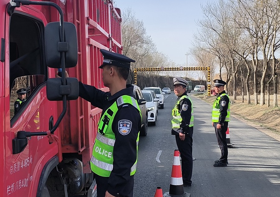 （WAQYE，图片新闻）维护交通秩序(40030552)-20250411163534