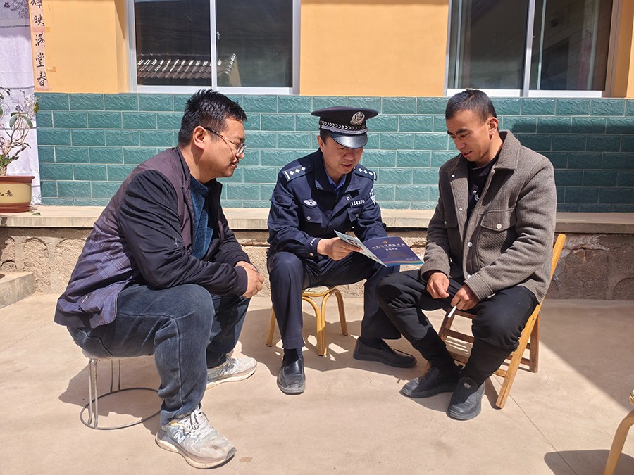 (WAEQY图片新闻)将反诈知识送到村民(40023940)-20250411164419