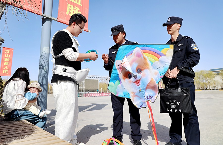 （WAQEY图片新闻）春来放风筝 安全记(40024770)-20250411164559