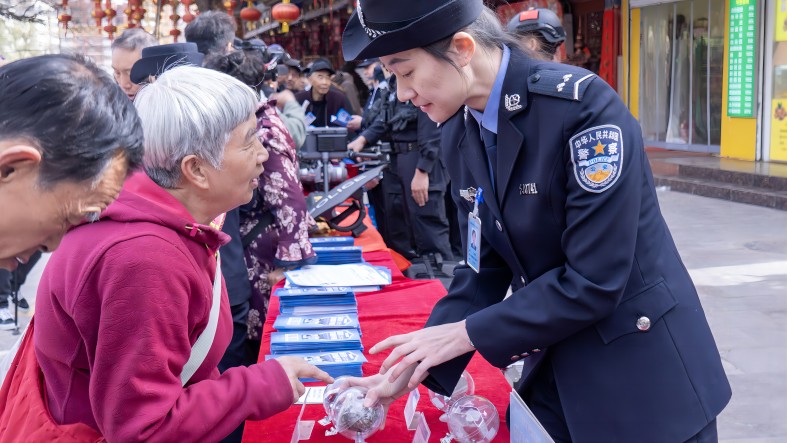 （qEＹ配图１）警网融合共筑平安“田字型(40058060)-20250412132438