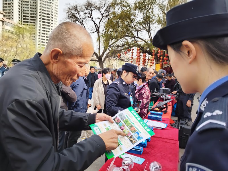 （qEＹ配图）警网融合共筑平安“田字型”(40058160)-20250412132449