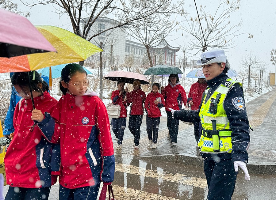 （qEＹ图片新闻）风雪中古浪公安交警为青(40065576)-20250414095637
