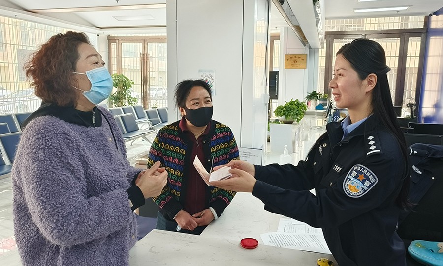 （AQEY，图片新闻）陇西公安出入境服务(40081388)-20250414173949