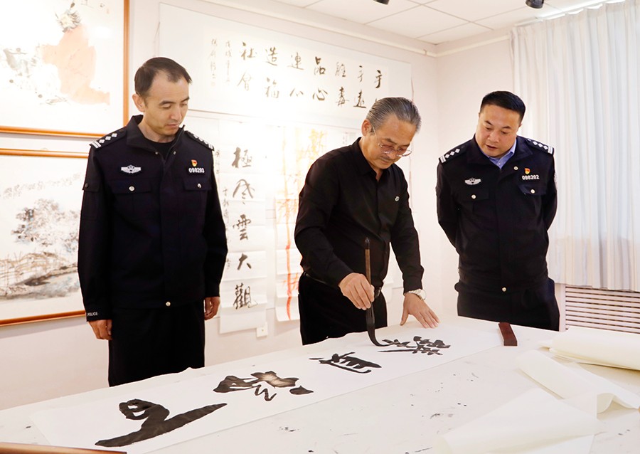（WAQEY图片新闻）文化进警营 书画润(40113755)-20250415105250