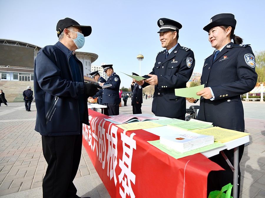 （WAEQY图片新闻）国家安全宣传进广场(40117627)-20250415155808