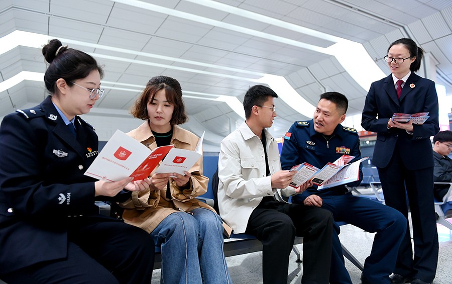 （QEY 图片新闻）筑牢铁路平安防线 共(40139639)-20250416094937