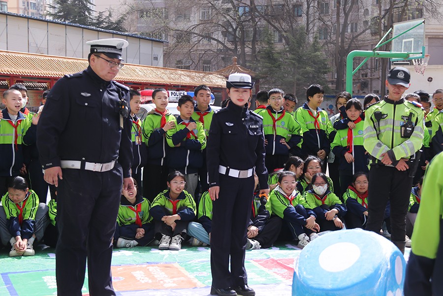 （wAQYE，图片新闻）交警进校园 安全(40121701)-20250416154041