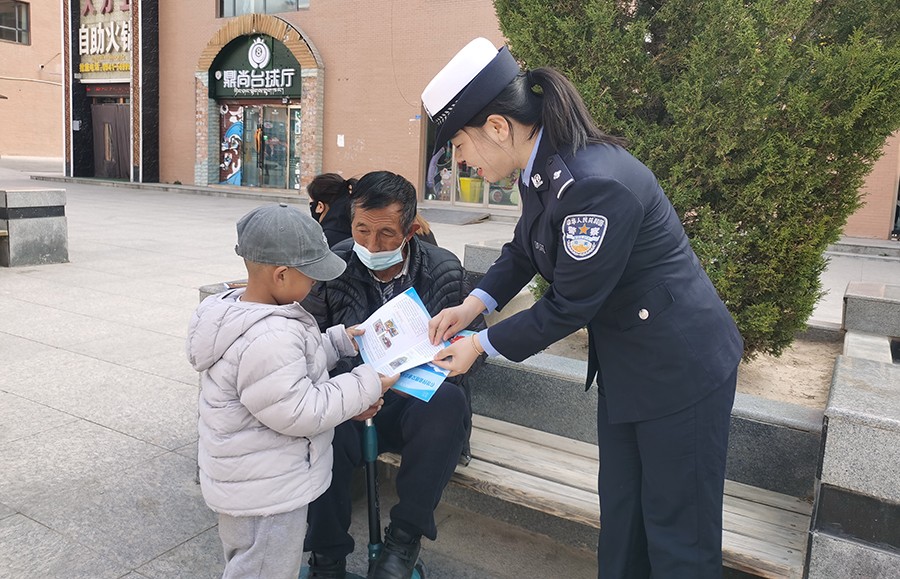 （WAQEY图片新闻）迭部交警开展交通安(40152949)-20250417114929