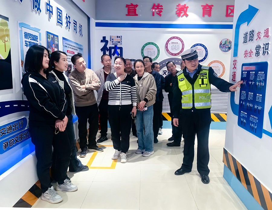 （AQEＹ图片新闻）出租车驾驶员接受交通(40189854)-20250418104822