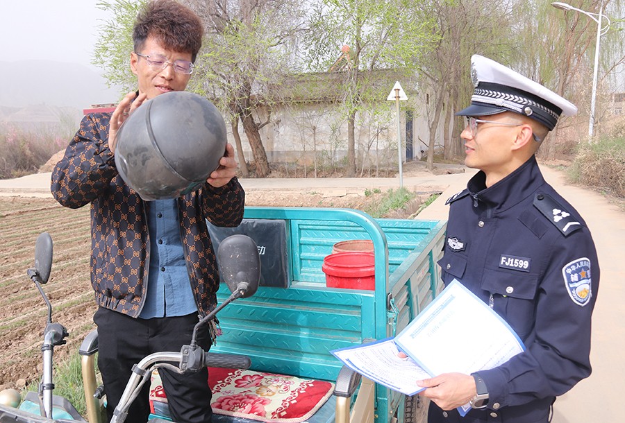 （WAQEY图片新闻）交通安全宣传进农村(40208670)-20250418153237