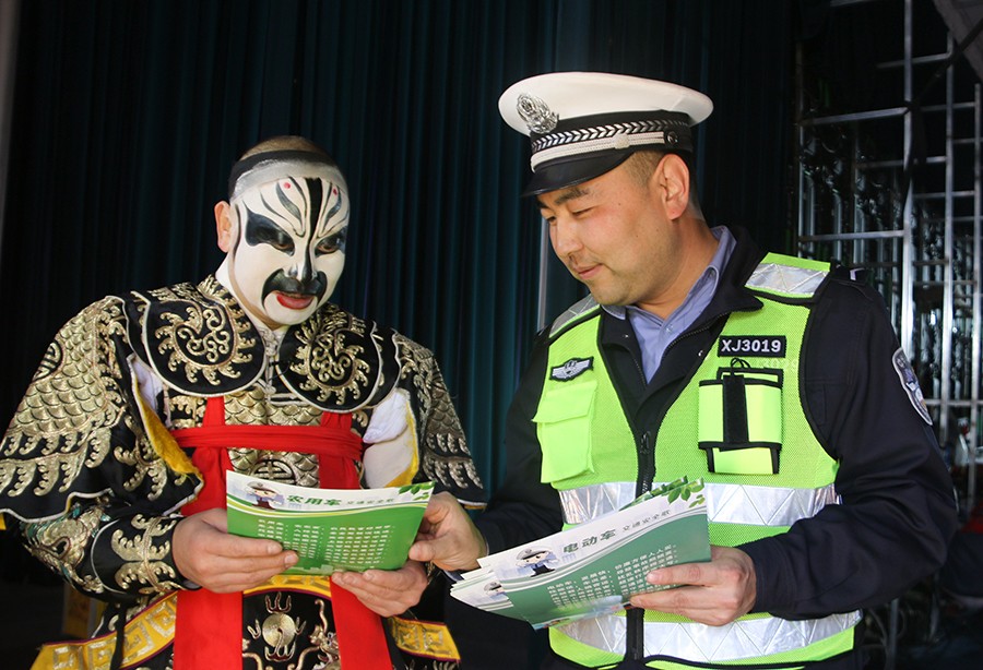 WAQ(EY图片新闻，)交通安全宣传走进(40218144)-20250418154628