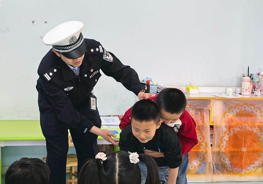 （WAQEY图片新闻）交警进校园 安全护(40190705)-20250418155441