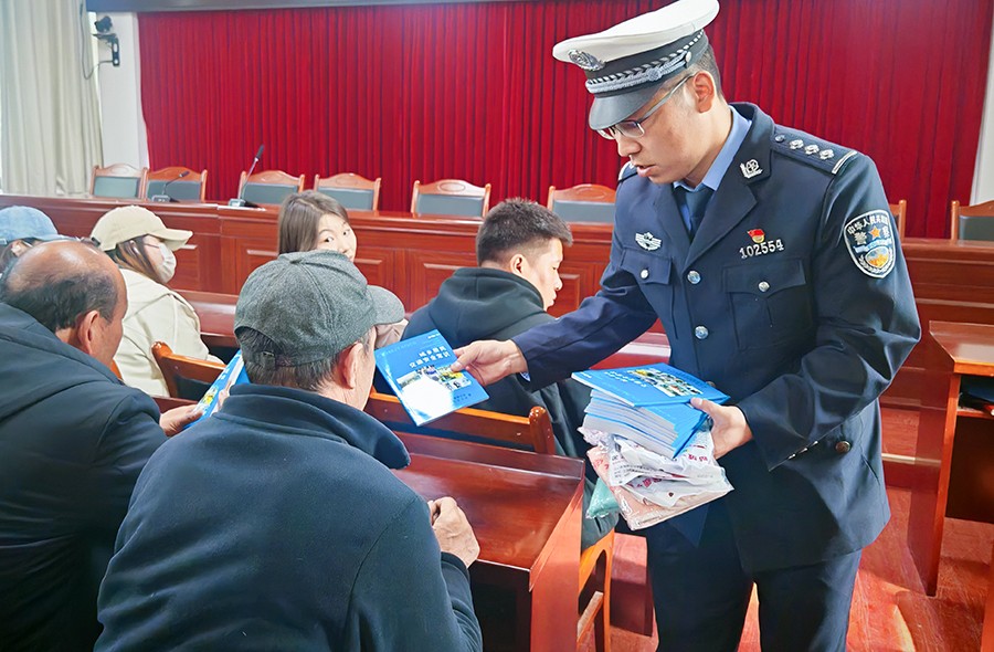 （WAQEY，图片新闻）交通安全进社区(40187950)-20250418162802