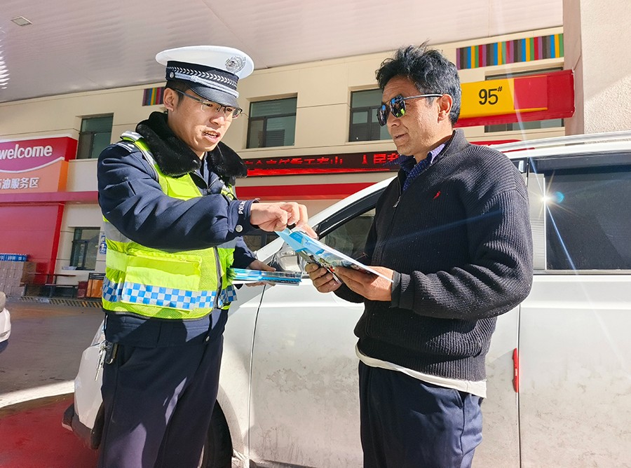 （EqY图片新闻）交警走进加油站 加满交(40233712)-20250421102852