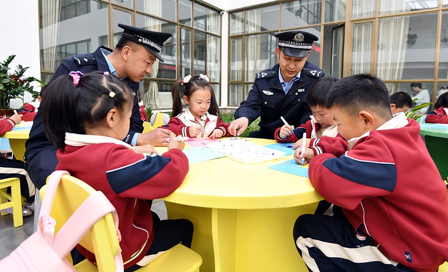 （AqEY，图片新闻）警园携手 阅享成长(40265611)-20250422111158