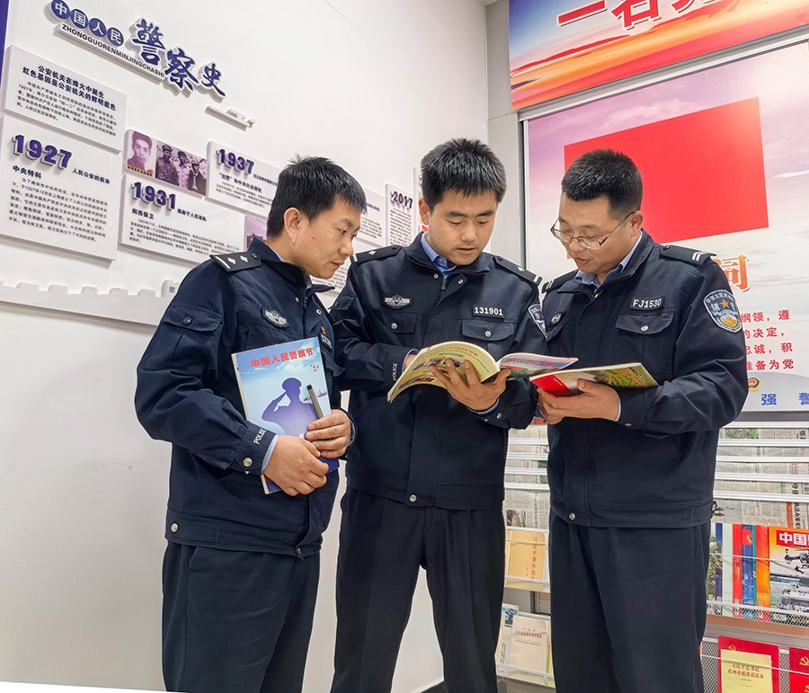 （Aq EY，图片新闻）书香润警营(40297539)-20250422210132