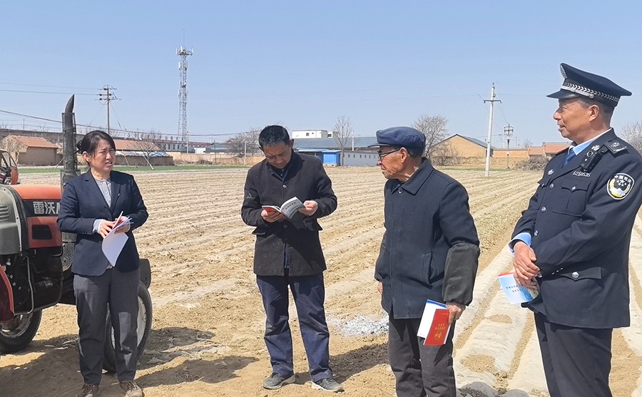 （AqEＹ司法周刊）普法宣传走进田间地头(40252829)-20250423152627