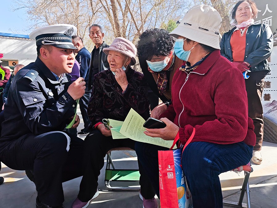 （wAqEY，图片新闻）交警安全进社区 (40353521)-20250424173519