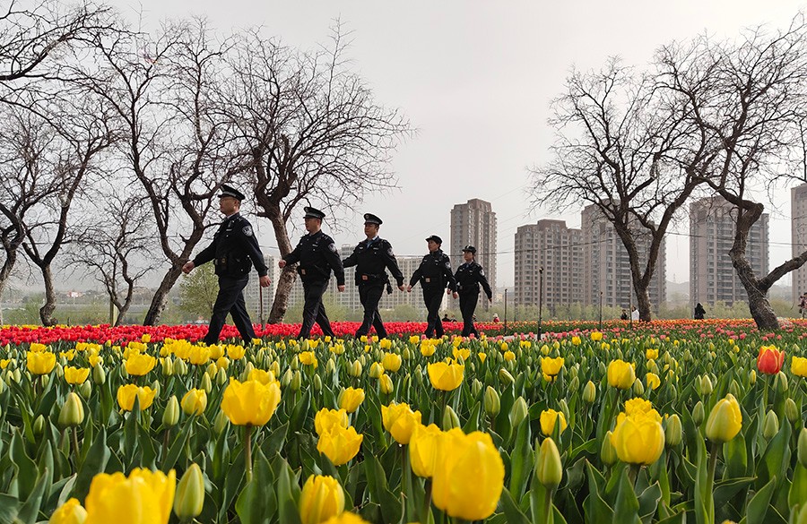 （qEＹ配图）“护花警官”在线守护游客安(40368981)-20250425145835