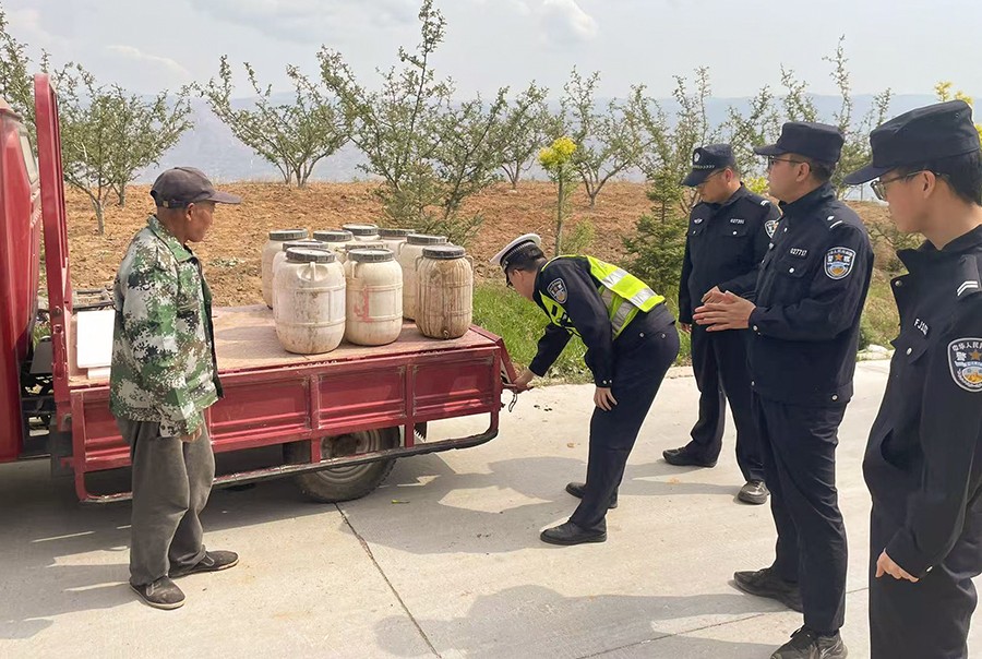 （AqEY 配图2）播下春耕“放心种” (40408767)-20250429114535