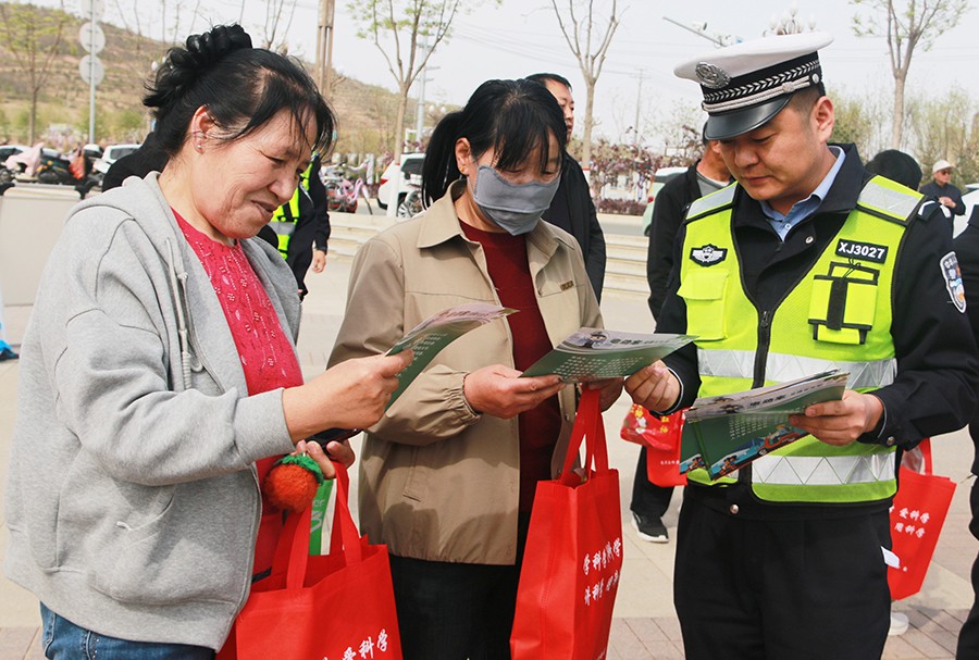 （WAqEY，图片新闻）文明交通 你我同(40503543)-20250501173617