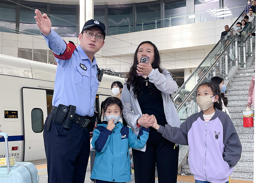 （AQＹE  配图２）兰铁公安护航旅客出(40527786)-20250506173355