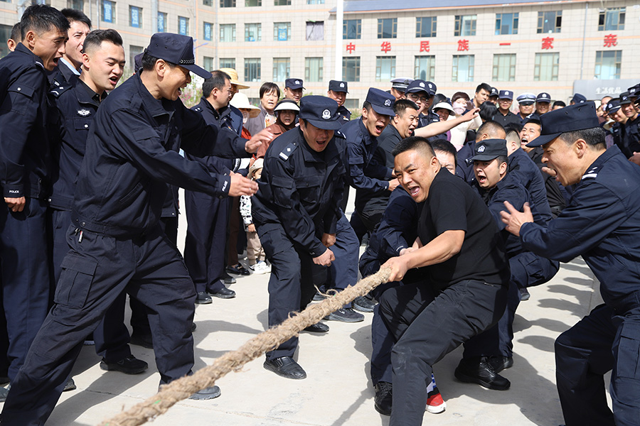 （AQEY，图片新闻）和政县公安局举行警(40626915)-20250508165925