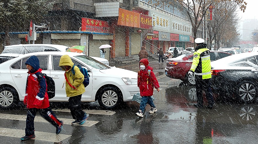 （wAQEY图片新闻）浴“雪”奋战护平安(40636219)-20250509114206