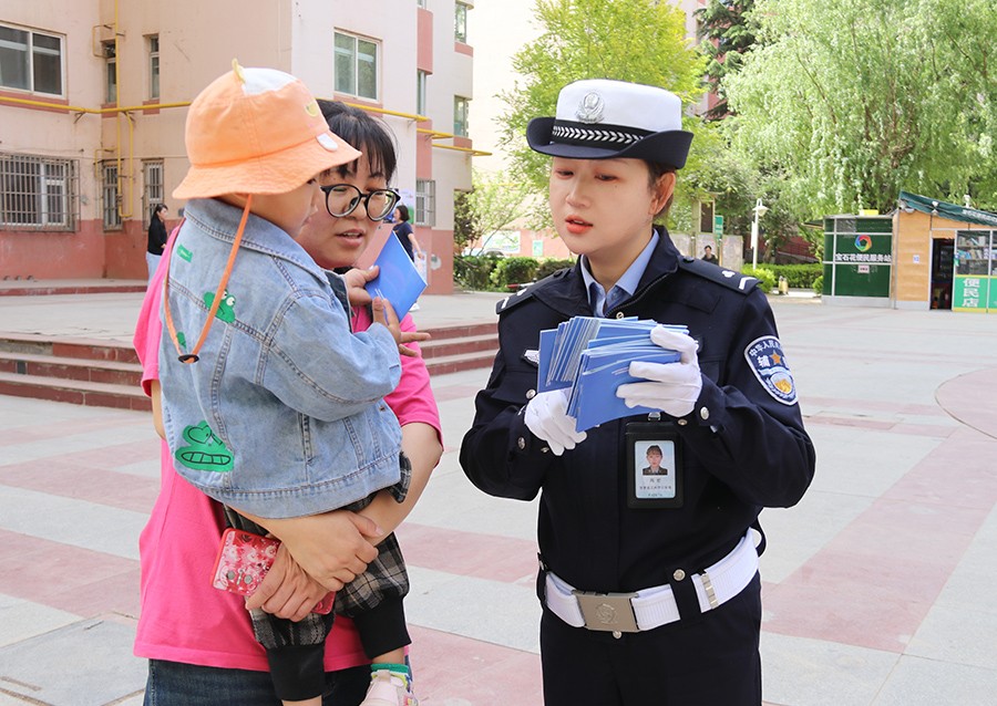 （QYE   图片新闻）西固交警开展交通(40673576)-20250512103519