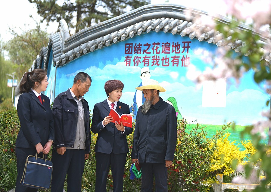 （QYE  图片新闻）民法典宣传进乡村(40672060)-20250512110603